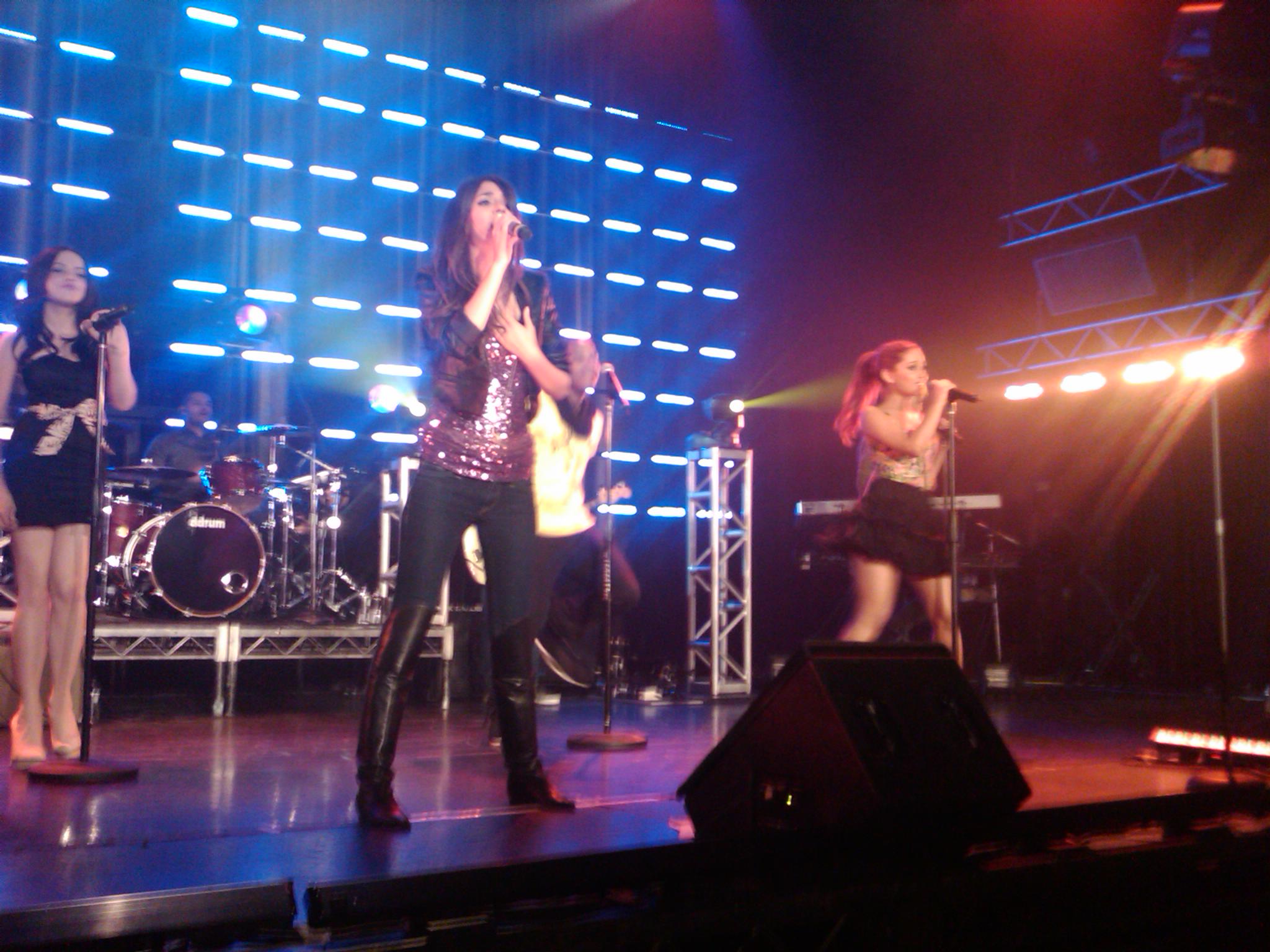 Victorious Wal-Mart Soundcheck Concert in LA